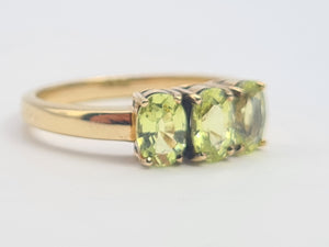 0521: Vintage 9ct Gold Lime Green Peridot Trilogy- gorgeous