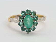 Cargar imagen en el visor de la galería, 0651: Vintage: 18ct Gold Emeralds Flower Head Ring- white gold detail on shoulders
