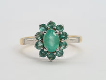 Cargar imagen en el visor de la galería, 0651: Vintage: 18ct Gold Emeralds Flower Head Ring- white gold detail on shoulders
