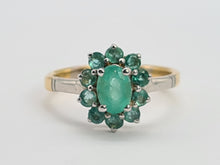 Cargar imagen en el visor de la galería, 0651: Vintage: 18ct Gold Emeralds Flower Head Ring- white gold detail on shoulders
