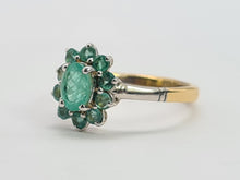 Cargar imagen en el visor de la galería, 0651: Vintage: 18ct Gold Emeralds Flower Head Ring- white gold detail on shoulders
