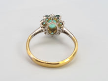 Cargar imagen en el visor de la galería, 0651: Vintage: 18ct Gold Emeralds Flower Head Ring- white gold detail on shoulders
