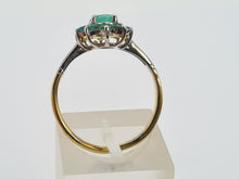 Cargar imagen en el visor de la galería, 0651: Vintage: 18ct Gold Emeralds Flower Head Ring- white gold detail on shoulders
