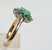 Cargar imagen en el visor de la galería, 0651: Vintage: 18ct Gold Emeralds Flower Head Ring- white gold detail on shoulders
