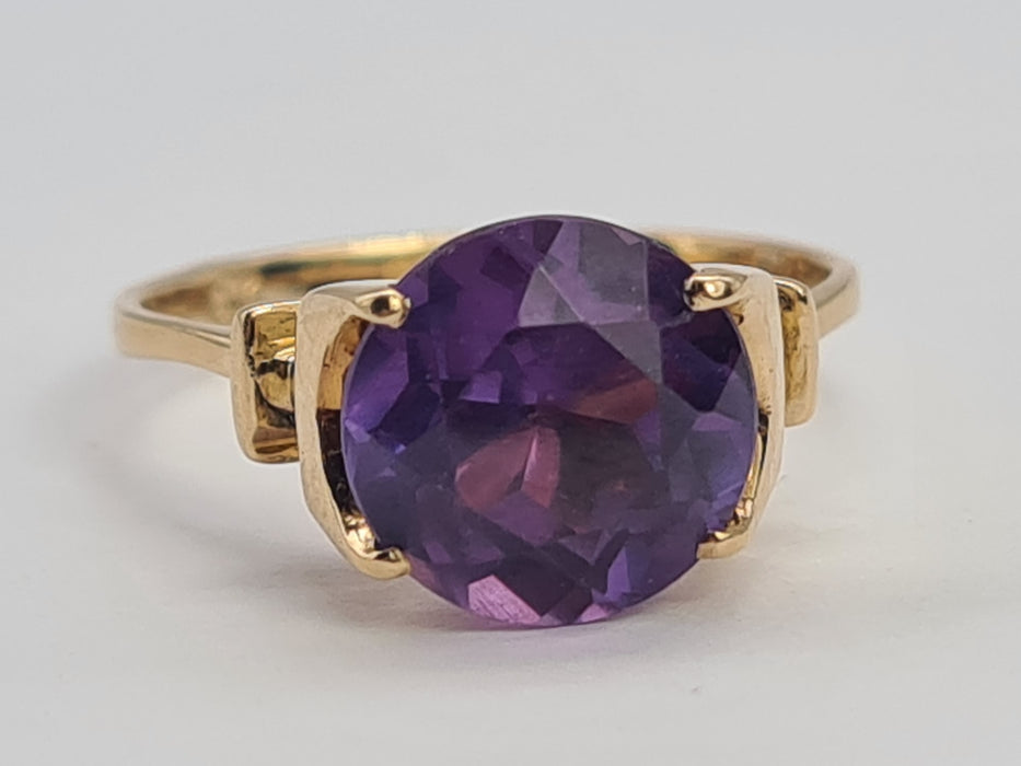 Vintage: 9ct Yellow Gold Purple Sapphire Ring