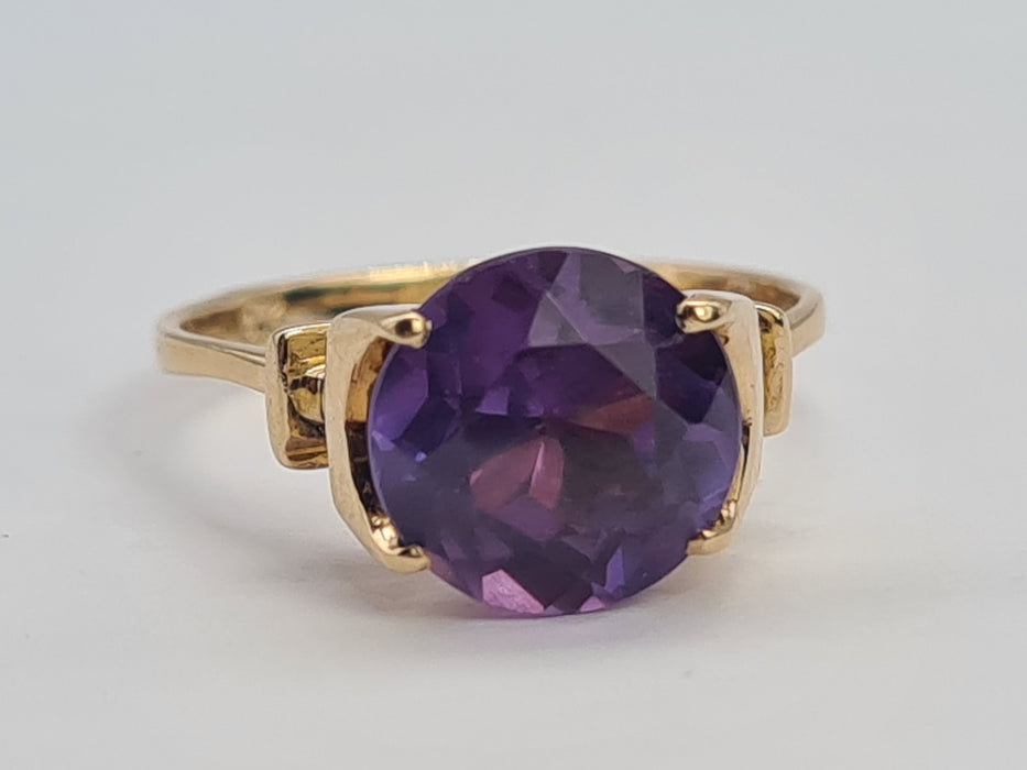 Vintage: 9ct Yellow Gold Purple Sapphire Ring