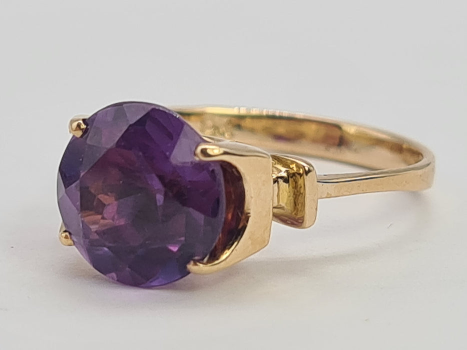 Vintage: 9ct Yellow Gold Purple Sapphire Ring