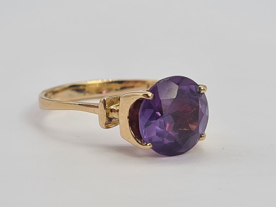 Vintage: 9ct Yellow Gold Purple Sapphire Ring