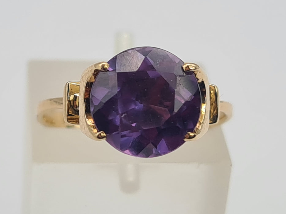 Vintage: 9ct Yellow Gold Purple Sapphire Ring