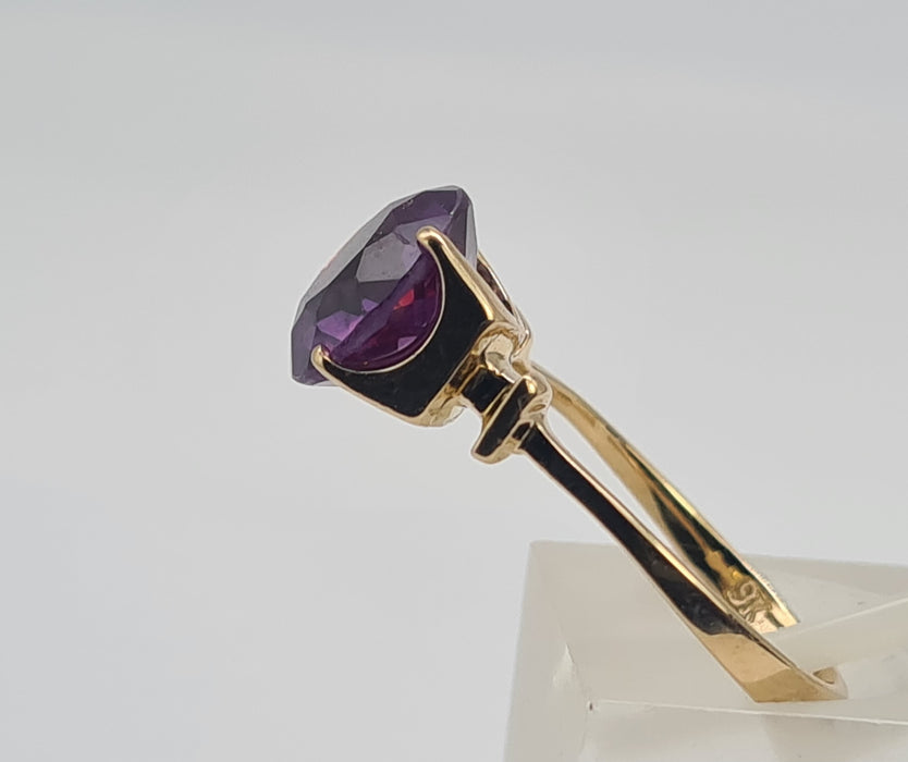 Vintage: 9ct Yellow Gold Purple Sapphire Ring