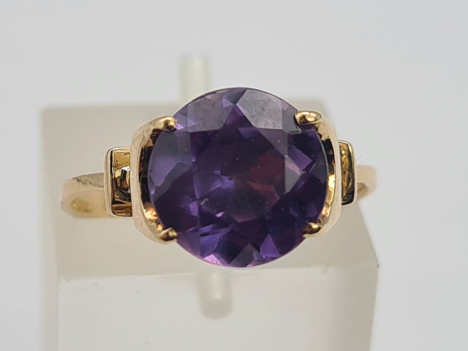 Vintage: 9ct Yellow Gold Purple Sapphire Ring