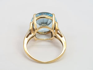 5147: Vintage 9ct Gold Round Cut Azure Topaz Solitaire- Heavenly blue