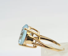 Load image into Gallery viewer, 5147: Vintage 9ct Gold Round Cut Azure Topaz Solitaire- Heavenly blue
