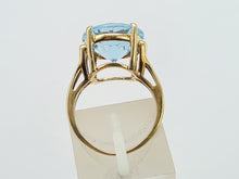 Load image into Gallery viewer, 5147: Vintage 9ct Gold Round Cut Azure Topaz Solitaire- Heavenly blue
