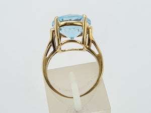 5147: Vintage 9ct Gold Round Cut Azure Topaz Solitaire- Heavenly blue