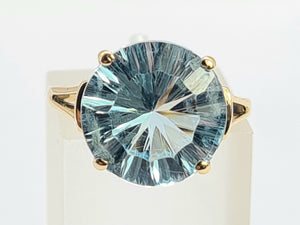 5147: Vintage 9ct Gold Round Cut Azure Topaz Solitaire- Heavenly blue