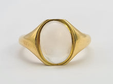 Load image into Gallery viewer, 0410: Vintage &amp; Old 18ct Gold Cabochon Cut Moonstone Ring- a rare find
