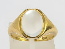 Load image into Gallery viewer, 0410: Vintage &amp; Old 18ct Gold Cabochon Cut Moonstone Ring- a rare find
