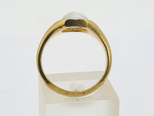 Load image into Gallery viewer, 0410: Vintage &amp; Old 18ct Gold Cabochon Cut Moonstone Ring- a rare find
