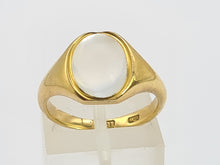 Load image into Gallery viewer, 0410: Vintage &amp; Old 18ct Gold Cabochon Cut Moonstone Ring- a rare find
