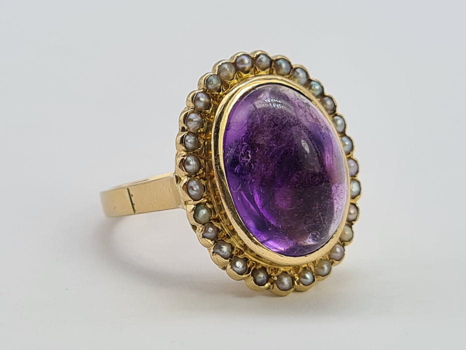 6395: Vintage: 18ct Gold "Carbuncle" Lilac Amethysts 28 Seed Pearls Ring