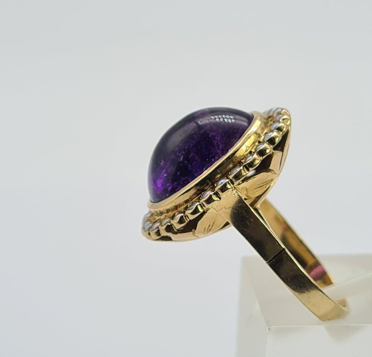 6395: Vintage: 18ct Gold "Carbuncle" Lilac Amethysts 28 Seed Pearls Ring