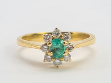 Load image into Gallery viewer, 0450 Vintage: 18ct Gold Emerald Diamonds Daisy Flower Head Ring- Lovely
