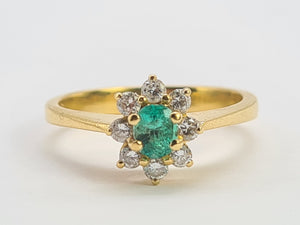 0450 Vintage: 18ct Gold Emerald Diamonds Daisy Flower Head Ring- Lovely