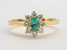 Load image into Gallery viewer, 0450 Vintage: 18ct Gold Emerald Diamonds Daisy Flower Head Ring- Lovely
