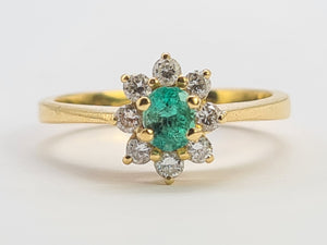 0450 Vintage: 18ct Gold Emerald Diamonds Daisy Flower Head Ring- Lovely