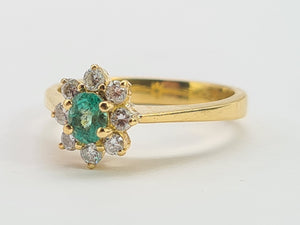 0450 Vintage: 18ct Gold Emerald Diamonds Daisy Flower Head Ring- Lovely