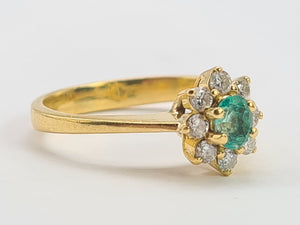 0450 Vintage: 18ct Gold Emerald Diamonds Daisy Flower Head Ring- Lovely