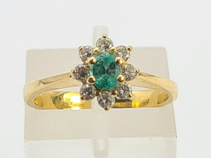 0450 Vintage: 18ct Gold Emerald Diamonds Daisy Flower Head Ring- Lovely