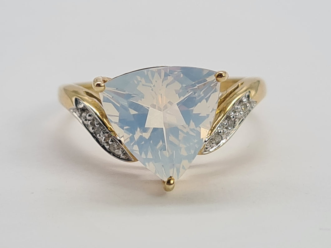 0470: Vintage: 9ct Gold Trilliant Cut Moonstone Diamonds Ring- exquisite