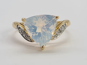 0470: Vintage: 9ct Gold Trilliant Cut Moonstone Diamonds Ring- exquisite