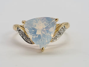 0470: Vintage: 9ct Gold Trilliant Cut Moonstone Diamonds Ring- exquisite