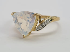 0470: Vintage: 9ct Gold Trilliant Cut Moonstone Diamonds Ring- exquisite