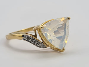 0470: Vintage: 9ct Gold Trilliant Cut Moonstone Diamonds Ring- exquisite