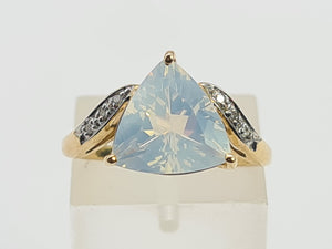 0470: Vintage: 9ct Gold Trilliant Cut Moonstone Diamonds Ring- exquisite