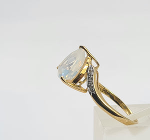 0470: Vintage: 9ct Gold Trilliant Cut Moonstone Diamonds Ring- exquisite