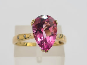 0473: Vintage 9ct Gold Pear Cut Pink Topaz Diamonds Cocktail Ring- lovely combination