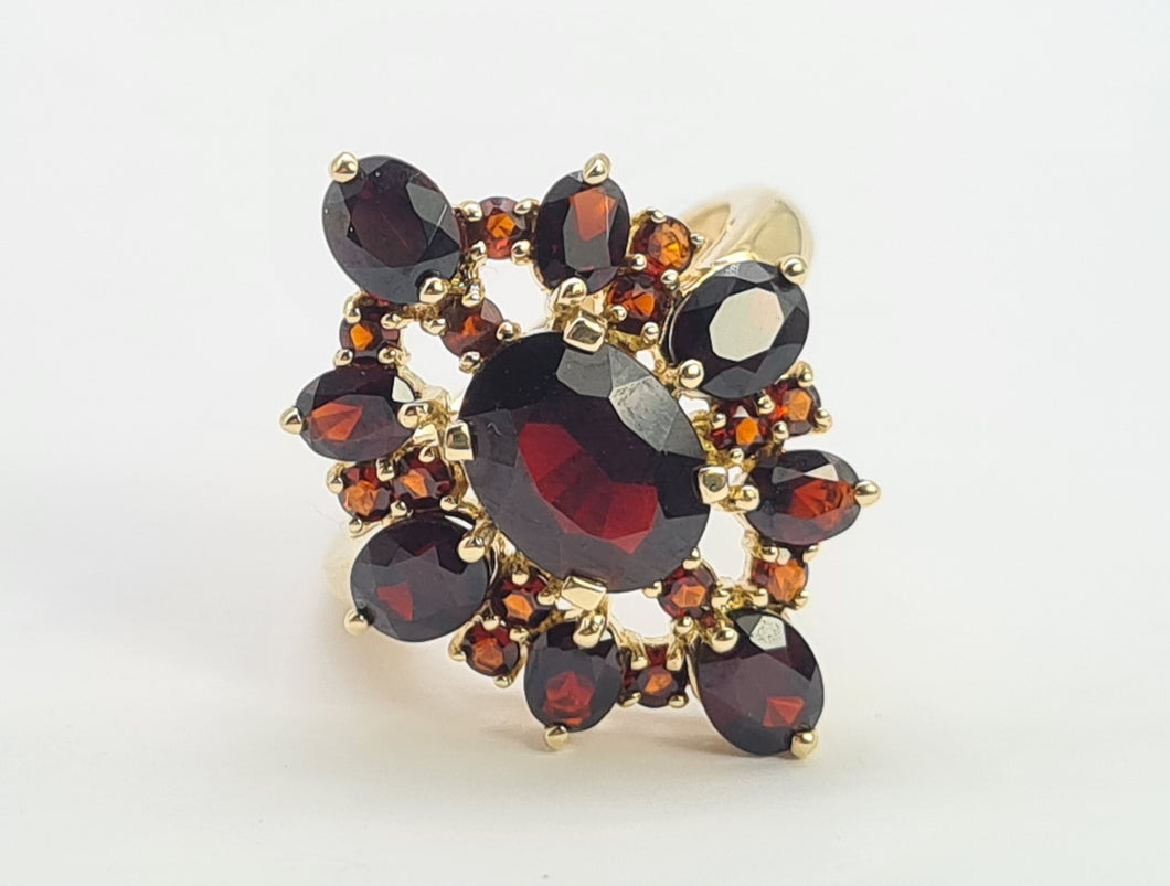 0524: Vintage: 9ct Gold 23 Red Garnets Geometric Set Cocktail Ring-