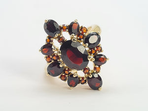 0524: Vintage: 9ct Gold 23 Red Garnets Geometric Set Cocktail Ring-