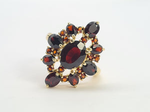 0524: Vintage: 9ct Gold 23 Red Garnets Geometric Set Cocktail Ring-