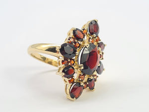 0524: Vintage: 9ct Gold 23 Red Garnets Geometric Set Cocktail Ring-