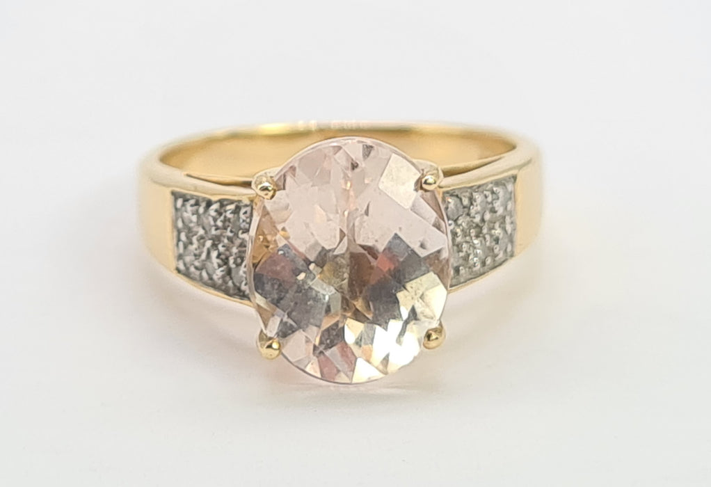 0537 Vintage: 9ct Yellow Gold Oval Morganite & Natural Diamond Ring
