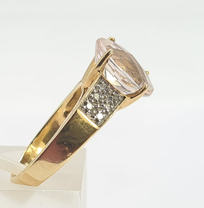 0537 Vintage: 9ct Yellow Gold Oval Morganite & Natural Diamond Ring