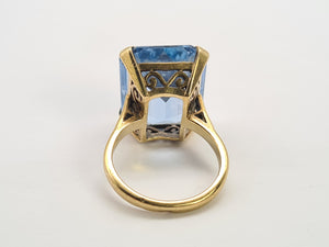 0712: Vintage 9ct Gold Emerald Cut Swiss Blue Topaz Statement Ring- Date-Mark 1967