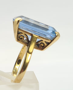 0712: Vintage 9ct Gold Emerald Cut Swiss Blue Topaz Statement Ring- Date-Mark 1967