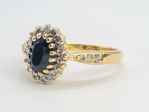 0751: Vintage: 18ct Gold Australian Blue Sapphire 22 Diamonds Ring